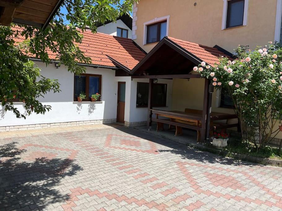 Room In Otocac Helena Εξωτερικό φωτογραφία