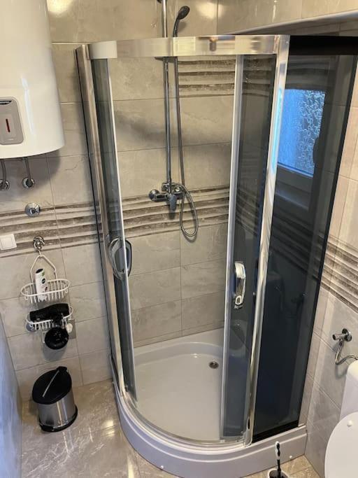 Room In Otocac Helena Εξωτερικό φωτογραφία