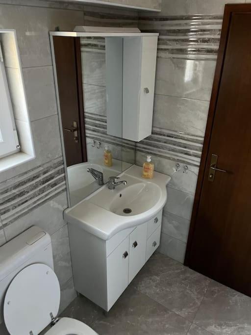 Room In Otocac Helena Εξωτερικό φωτογραφία