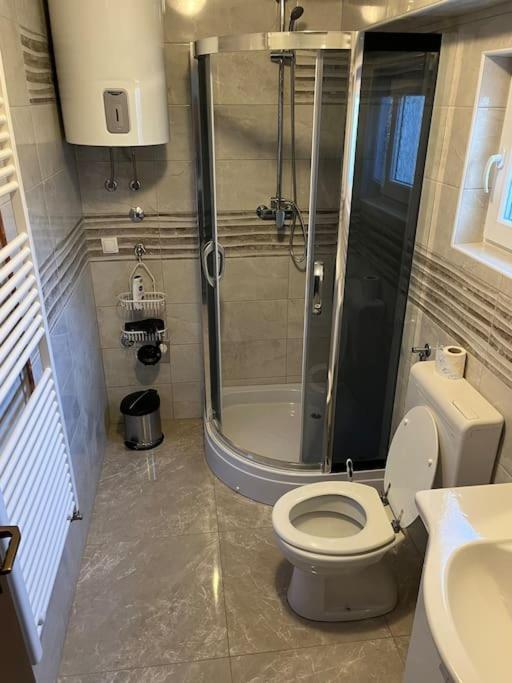Room In Otocac Helena Εξωτερικό φωτογραφία